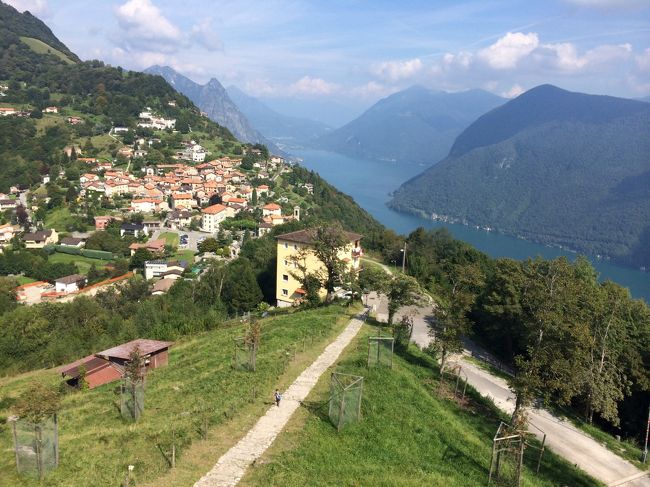 はじめてのスイス訪問で友人が住んでいるイタリアパート、ティチーノの小さな街ルガーノを訪れました。<br />ルガーノは私の抱いていたスイスのイメージとは違い、ヤシの木や熱帯の植物がたくさん。<br />毎年夏になるとドイツ人やスイスジャーマンが観光に訪れる街だそうです。とくに今年の夏、スイスは非常に天気が悪かったようで、太陽のエリアと呼ばれるルガーノへはたくさんのスイス人観光客が訪れていました。