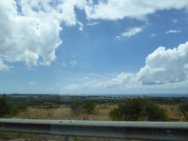 7月9日〜28日の18泊20日、南イタリアへ行きました♪<br />世界遺産の風景、美しい島やビーチ、白い街並み、果てしなく続くオリーブ畑、煌めく海岸、バロック街並み、数多の優雅な城、美味しいグルメを楽しんできました♪<br />訪れたのは、ナポリ、ポンペイ、エルコラーノ、ビエステ、ペスキチ、ヴィーコ・デル・ガルガーノ、トレミティ諸島（サン・ニコラ島+サン・ドミノ島）、ポリニャーノ・ア・マーレ、カステッラーナ・グロッテ、モノポリ、オストゥーニ、チステルニーノ、ロコロトンド、アルベロベッロ、マルティナ・フランカ、チェーリエ・メッサーピカ、ブリンディジ、オーリア、ターラント、フランカヴィッラ・フォンターナ、カロヴィニョ、レッチェ、ガラティーナ、ポルト・チェザーレオ、コリリアーノ・ドトラント、オートラント、レウカ、アレッサーノ、スペッキア、ソレート、ナルド、ガリポリ、トッレ・ア・マーレ、バーリ、カステル・デル・モンテ、アンドリア、トラーニの３７か所へ行きました。<br />宿泊地はナポリ、ビエステ、ポリニャーノ・ア・マーレ、オストゥーニ、レッチェ、オートラント、ガリポリ、バーリの８か所。<br /><br />☆Ｖｏｌ２８９：第１５日目（７月２３日午後）ナルド〜ガリポリ♪<br />オートラントからガリポリへ向かう途中に寄り道しながら移動♪<br />ガラティーナから２０分にあるナルド。<br />美しいナルドを観光したら、<br />憧れのガリポリへ。<br />わずか２０分ほどでガリポリ。<br />青いイオニア海が見えてくると、<br />再びイオニア海に出会えて感動。<br />さて、ガリポリのホテルへと思いきやハプニング！<br />なんと！当日から明日にかけてお祭り！<br />このためにホテル前の道路は封鎖。<br />どうしたものかと焦ったが、<br />裏道で行き、ホテルの裏口へ。<br />ほっとしたが、ここでもお祭りに遭遇とは驚き♪