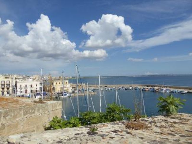 7月9日〜28日の18泊20日、南イタリアへ行きました♪<br />世界遺産の風景、美しい島やビーチ、白い街並み、果てしなく続くオリーブ畑、煌めく海岸、バロック街並み、数多の優雅な城、美味しいグルメを楽しんできました♪<br />訪れたのは、ナポリ、ポンペイ、エルコラーノ、ビエステ、ペスキチ、ヴィーコ・デル・ガルガーノ、トレミティ諸島（サン・ニコラ島+サン・ドミノ島）、ポリニャーノ・ア・マーレ、カステッラーナ・グロッテ、モノポリ、オストゥーニ、チステルニーノ、ロコロトンド、アルベロベッロ、マルティナ・フランカ、チェーリエ・メッサーピカ、ブリンディジ、オーリア、ターラント、フランカヴィッラ・フォンターナ、カロヴィニョ、レッチェ、ガラティーナ、ポルト・チェザーレオ、コリリアーノ・ドトラント、オートラント、レウカ、アレッサーノ、スペッキア、ソレート、ナルド、ガリポリ、トッレ・ア・マーレ、バーリ、カステル・デル・モンテ、アンドリア、トラーニの３７か所へ行きました。<br />宿泊地はナポリ、ビエステ、ポリニャーノ・ア・マーレ、オストゥーニ、レッチェ、オートラント、ガリポリ、バーリの８か所。<br /><br />☆Ｖｏｌ２９３：第１５日目（７月２３日午後）ガリポリ♪<br />ガリポリのホテルは新市街側にある「Palazzo del Corso」。<br />そこから橋を渡り、島である旧市街に入る。<br />その付け根にあるのがガリポリ城（Castello Angioino)。<br />内部を見学して屋上へ。<br />屋上からは素晴らしいパノラマ。<br />新市街側の本土、旧市街側の島を見渡せ、<br />その間が橋や港となっている。<br />この港が現在も現役で、漁港として賑わっている。<br />ゆったりと眺めて♪