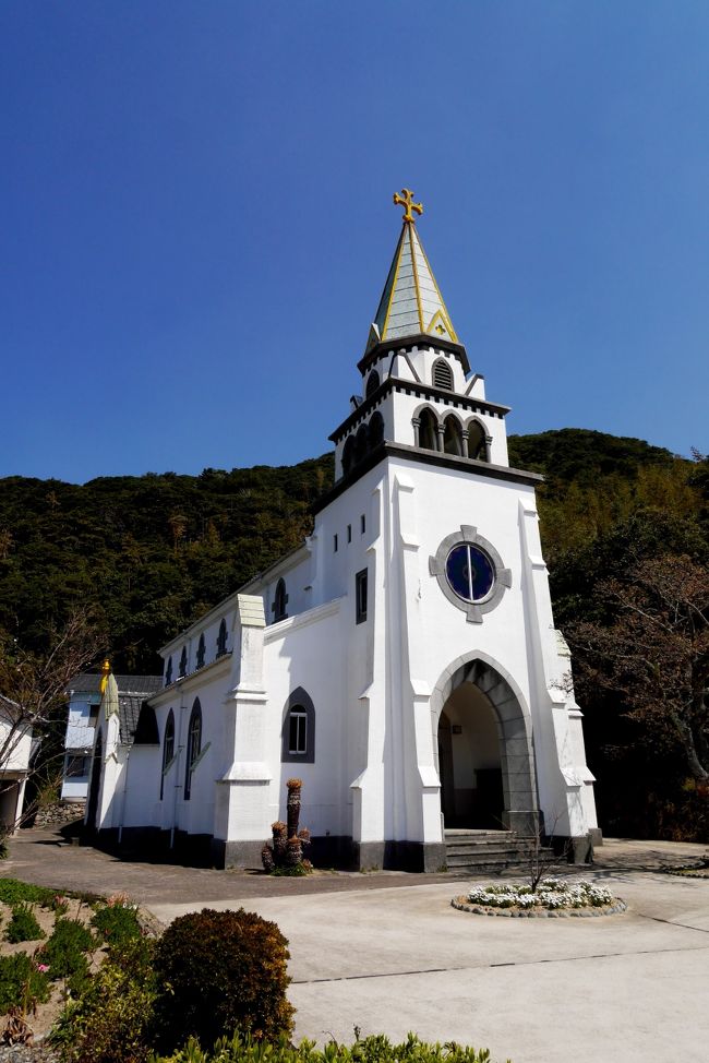 1203浜脇教会，「1881年創建／1931年改築。1881年に建てられた最初の天主堂は、老朽化が激しかったため、1931年五島で最初の鉄筋コンクリートの教会として建てられました。聖堂内は白を基調とし、アーチ状の天井や花のモチーフのステンドグラスなど、とてもきれいな聖堂です。この土地に教会が建てられるまでは、舟をこいで堂崎までミサに出かけていました。」 http://www3.city.goto.nagasaki.jp/contents/sightseeing/detail.php?content_id=2708&amp;category_id=43<br />保護者は至聖なるイエスの聖心．美しいリブ・ヴォールト（こうもり型）天井．1931年にこんな鉄筋コンクリートの教会を建てたなんてすごいパワーだ．旧五輪教会堂はここの旧教会堂である．白く美しい教会で山の緑にあう必見の教会と思う．<br />久賀島観光も終了し，1230の船で福江に帰る．今日はとてもいい天気．春にもかかわらずほとんど黄砂もPM2.5もない．きれいな海を堪能．しかし途中で見た海につくられた聖母像がどういう由来か，ネットで調べてもわからなかったのが残念．<br />しかしあこがれの久賀島は最高だった！