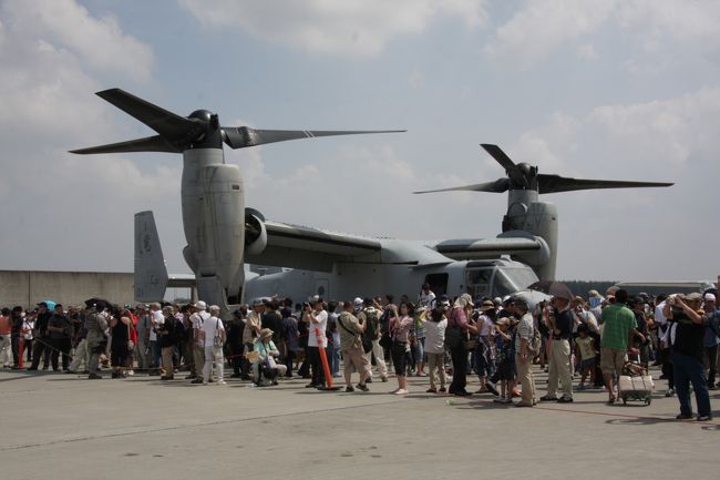 関東で初めて地上展示されたアメリカ軍新型輸送機オスプレイ　2014.9.6　12：26<br />Bell Boing V-22(Osprey) displayed in Yokota AB for the first time in Kanto district<br /><br />「横田基地日米友好祭 / フレンドシップフェスティバル」は、2014年9月6日(土)、9月7日(日)の2日間にわたり、横田基地を開放し、開催されました。昨年は経費節減のため開催されなかったため2年ぶりです。<br /><br />横田基地日米友好祭 2014詳細<br />http://flyteam.jp/event/detail/1634<br /><br />8月6日（土）に行きましたが、天気は「雲の多い晴れ」で気温は30℃ぐらいに感じました。やや風があり、大きな機体（翼・胴体）の下ではすごしやすかったです。初めて見たオスプレイは異様な構造で美しいとか精悍という表現は当たりません。機内の見学の列は2時間近く、炎天下では熱中症の危険があったと思います。<br /><br />イベント名:JAPANESE-AMERICAN FRIENDSHIP FESTIVAL.YOKOTA AB<br />イベントURL:http://www.yokota.af.mil/<br />アメリカ空軍 横田基地 公式サイト<br />Welcome to the 2014 Friendship Festival 公式サイト<br />開催日程：東京 計2日<br />2014年9月6日 09:00 〜 20:00 <br />2014年9月7日 09:00 〜 20:00 <br /><br />場所<br />横田基地 (入口 第5ゲート)<br />最寄り駅：JR青梅線 牛浜駅から徒歩で約10分、JR青梅線 福生駅から徒歩で約25分、JR/西武拝島線 拝島駅から徒歩約20分、JR八高線 東福生駅から徒歩で約25分、JR五日市線 熊川駅から徒歩で約20分<br /><br />撮影<br />CANON EOS40D EF-S17/85,EF-S10/22<br />PowerShot A2300<br />天候は薄曇りで、コントラストが強すぎず、絶好の撮影日和でした。<br /><br />編集後記<br />撮影した画像の約半分を残して旅行記に掲載しました。<br />日米友好祭は自衛隊の航空祭と比べて展示飛行が少ないため、それを補う意味で主要な戦闘機・輸送機の動画をリンクさせましたので、音量に注意の上ご覧ください。2014.9.9<br /><br />☆お気に入りブログ投票（クリック）お願い★<br />http://blog.with2.net/link.php?1581210