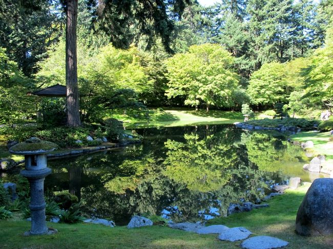 ブリティッシュ・コロンビア大学（UBC）附属の植物園と新渡戸庭園に行ってきました。<br /><br />UBC植物園（UBC Botanical Garden）はバンデューセン植物園と違い、森のなかをハイキングしながら、植物を見るような感じでした。9月なので、花が咲いている植物よりも、実がなっている植物の方が多かったです。<br /><br />新渡戸庭園（Nitobe Garden）は、新渡戸稲造を記念した、日本国外にある代表的な日本庭園です。手入れの行き届いた素晴らしい純和風の庭園で、カナダに住んでいることを忘れ 久しぶりに心が休まりました。<br /><br />■ ブリティッシュ・コロンビア大学（UBC） 訪問歴 ■<br />1回目） ベイティ生物多様性博物館<br />http://4travel.jp/travelogue/10812806<br />2回目） 人類学博物館<br />http://4travel.jp/travelogue/10815079<br />3回目） りんご祭り<br />http://4travel.jp/travelogue/10823694<br />☆4回目） 植物園＆新渡戸庭園<br />http://4travel.jp/travelogue/10927300