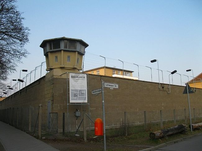 旧東ベルリン地区を歩きました。負の遺産をたずねることをダークツーリズム(Dark tourism)というそうです。<br /><br /> 旧東ベルリン シュタージ拘置所(ホーエンシェーンハウゼン)記念館は、旧東ドイツでシュタージ と呼ばれた国家保安省 によって逮捕(○狩りの反対)された人たちが収監された刑務所でした。<br /><br />
