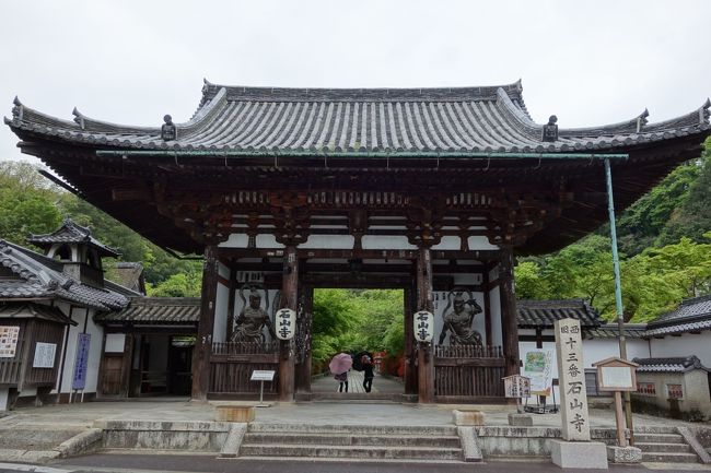 滋賀というより、日本有数の古刹の一つ石山寺を訪れました。<br />数々の古典文学に登場し、紫式部とも縁が深いお寺です。<br />清水寺や長谷寺と並ぶ、日本有数の観音霊場の一つだそうです。<br /><br />JR石山駅で京阪電車石山坂本線に乗り換え、<br />終点の石山寺駅から、瀬田川沿いを歩いて<br />約10分の距離にあります。