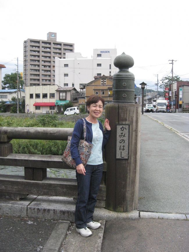 ２０１４年８月２７日(水）、今日も曇りだが、昨日より霧は薄い。関東は雨のよう。ここだと涼しいより肌寒い。半袖シャツの上に、薄いカーデガンを羽織った。<br />休暇村付近はもう良いので、盛岡の街を歩くことにした。昨日乗った１番バスに乗った。今日も岩手山は見えないだろう。<br />多少急いでチェックアウトし、９：３０発のバスに乗る。盛岡駅前到着は１０：２５。<br />前夜、盛岡のどこを歩くかを、盛岡ＭＡＰ、休暇村ＨＰの「ふるさとウォーキング」案内などを見比べて、あまり長距離にならないようなコースを考えた。<br />盛岡市民の憩いの場所という中津川沿いを上の橋〜中の橋、その近くの盛岡城跡公園付近が良いだろうと考えた。<br />コインロッカーに荷物を預け、盛岡都心循環ばす「でんでん」の１日乗車券を買った。左右両周りで１０〜１５分間隔で動いていて、１回の料金が１００円。1日乗車券だと３００円で、何度でも乗り降りＯＫ。<br />まず上の橋まで行き、中津川の流れを眺めた。川に入って釣をしている人が何人か。アユ釣りだろうか。<br />橋を渡り、昔の店が残る紺屋町筋を中の橋方向に歩く。番屋の望楼などもあった。途中に「野の花美術館」があると言うが、見渡しても見えない。地図を眺めていると、おばさんが聞いてくれた。直ぐ前の古い物を売る店の方だった。<br />美術館は、紺屋筋でなく中津川沿いの道路に面しているとのこと。深沢紅子さんなんて知らなかったが、覗いてみることにした。ご主人の深沢省三氏の作品との共同展をやっていた。１階が受付・ショップ、２階がいろいろな野の花の水彩画。あ、こんな名前だったかというのが多かった。<br />３階には、省三氏と紅子さんの油絵が展示されていた。省三氏は力強く、彼女の絵は女性らしい優しい人物画が多かった。<br />紺屋町筋に戻り、更に中の橋を見て進むと、アーケードの商店街。食べる所を探したが、無さそう。脇道に入って、盛岡ラーメンの店で昼食。ラーメン屋に入るのも何年ぶりか。家内がラーメンなど食べないので。<br />そこから直ぐのはずで、啄木・賢治青春館を探す。地元人らしき方に尋ねても、皆さん知らない。方向は間違っていないで広い通りに出たら、目の前にあった。<br />盛岡ゆかりの石川啄木と宮沢賢治の年代記などがあった。初版本らしきものもガラスケースの中に。ビデオの部屋では盛岡の観光案内のようなものを写していた。<br />２階ではなにかイベントがあったようで、若い女性たちが入って行っていたが、覗かなかった。<br />館の近くの盛岡城跡公園に行こうとしたら、シュプレヒコールが聞こえた。何だろうと思ったら、農協の方たちが、稲作を守れとか、ＴＰＰ反対とか叫んでいた。そうとうな人数だった。<br />盛岡城は城は残っておらず、本丸跡、・・・だったが、さくらの木が多く春には綺麗だろうだった。<br />駅地下でお土産を買うというので、「でんでん」のバス停を聞き、だいぶ待って乗り込んだ。デモで渋滞が起こったのでしょう。ぐずぐず土産物店を覗いていたら、帰りの新幹線の発車時刻が迫ってきた。<br />東京着は６時過ぎになるので、駅弁を買いこんで乗り込んだ。二人とも、南部なんとか弁当を買いこんだが、両方とも美味しかった。行きに東京駅で買ったものは、家内はもう一つだったとのこと。<br />