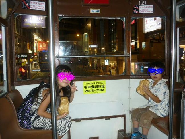 旅行記用に写真を撮っていなくて（汗）ほとんど写真が無く・・・<br />『池記』という人気の麺のお店で夕飯。パクチーがきいているものもありなれない味でしたが、子供達もお腹がすいていたみたいでたくさん食べました♪<br />タイムズスクエアにはワンピースの人形達もあり、沢山の人でした。香港でも大人気！！また４日目に来ます。