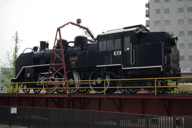 鳥取から東に向かって来た旅もいよいよ京都府に入りました。<br />福知山は兵庫と京都の境に位置し、山間部からようやく開けた町に出ました。<br />福知山駅の駅前広場は近年整備され、それに伴ってＳＬを展示しました。<br />以前この駅を訪れた時は、まだ工事中で、ＳＬはブルーシートを掛けられて隅に置かれていました。<br />完成した姿はなんと転車台の上に晴れ姿を披露していました。よかったね。<br />その後、舞鶴若狭自動車道で一気に舞鶴へ。ここでまたＳＬを見学します。<br />舞鶴は海上自衛隊の基地があり、国道脇に艦艇が見られました。<br />