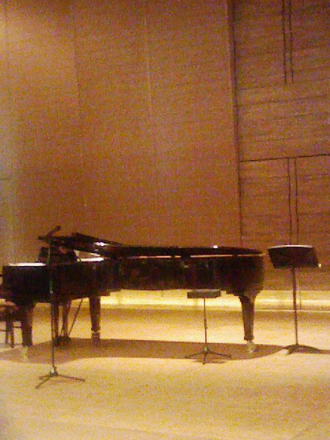 銀行さんのお誘いで、プレミアムコンサートにやってきました。<br />ソプラノ歌手　盛かおるさんと、テノール歌手　井原義則さんと、<br />ピアノに舘美里さんの３人で構成されたコンサートでした。