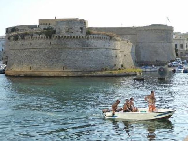 真夏の優雅な南イタリア旅行　Napoli×Puglia♪　Ｖｏｌ３１２（第１６日目夕）　☆ガリポリ（Gallipoli)：黄昏の旧市街と新市街のメインストリートでショッピングを楽しむ♪