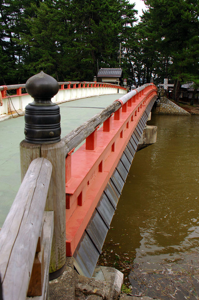 雨に祟られた「季節外れの蟹と鮑狙いの旅行」ですが、翌日は朝から天気が回復して来ました。<br />ただ、夕べは大雨に落雷で大賑わいだったので、テレビのお天気警報では、福知山周辺に大雨特別警報発令されるほどの凄さだったようです。<br />雨上がり、一日ずれたらよかったと思いながら帰途に就くのですが、折角丹後半島に来たので、天橋立経由で帰宅することに。<br />高速でも、思わぬハプニングも有ったのですが、家には無事帰宅することが出来ました。