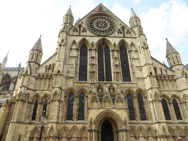 ヨークには York Minster ( ヨーク大聖堂 ）を始め多くの教会があり、それらを訪ねて見て回りたいと思ったが、すべてを短時間では回り切れないほどであった。<br /><br />今回訪ねたヨーク大聖堂は、カンタベリー大聖堂に次ぐ高位聖職者ヨーク大主教が管理する、ヨーク主教座がおかれ、イギリスでは２番目の格式を持つ。全国から多くの巡礼者が訪れている。聖堂は3世紀の初めから約250年かけて1472年に完成したイギリス最大のゴシック建築で、イングランド北部を代表するものである。<br /><br />この教会で最も目を奪われたのは、ステンドグラスの美しさとゴシック建築が持つ独特の建築様式である。