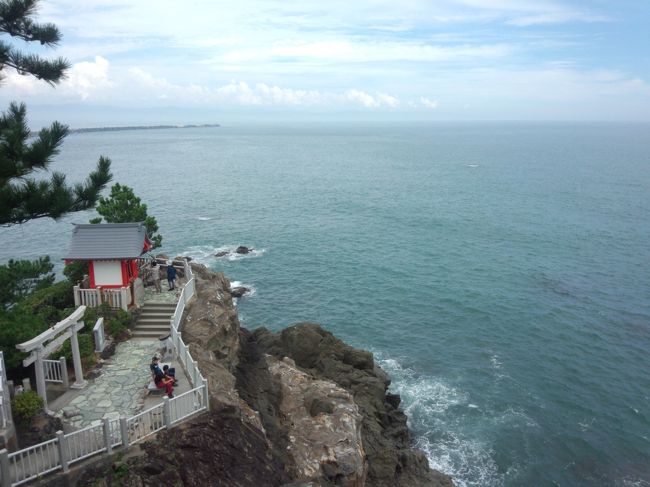 高知で１泊、香川県の小豆島で１泊の旅程を組んで、旅行へ出かけました。<br /><br />交通手段はマイカー。愛知の自宅から高知までは５００ｋｍ。深夜に出発しました。<br /><br />高知城の入城開始は朝９時。これを目指して運転をがんばりました。<br /><br />高知城からの眺望を楽しんだあと、次の目的地は桂浜。<br />白波の立つ太平洋はを私の気持ちを大きく揺さぶりました。<br /><br />高知市内のホテルでチェックイン。近くの居酒屋で夕食。<br /><br />翌朝、日曜市を歩き、高知を後にしました。