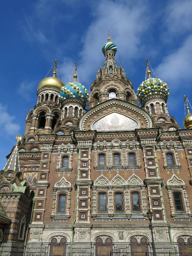 (写真は血の上の救世主教会/サンクトペテルブルグ）<br /><br />さて暑かった夏も終わり、ロシア旅行にはいい時期となりました。　なかなかビザの取得や日程の調整がめんどうな国ですが、台風も一休みとなった今、出かけることにします。　旅は行けるうちに行くことが基本です。　<br /><br />　この国の歴史は他のヨーロッパ諸国と較べれば意外と浅く、14・15世紀はモンゴル軍に支配されていたのであり、ロマノフ王朝が成立したのが1613年、それが約300年間続いたのですから、日本でいえばちょうど徳川時代にあたります。　そしてなんといっても国土が日本の45倍もあるにもかかわらず、人口はたったの1億4000万人ほど（日本よりわずかに多いだけ）。　寒冷地が多いといってもほとんどが平地。　月や火星で暮らすよりはまだまだ快適に思えます。　ペレストロイカによってかつてのソ連邦は十以上の国に分裂しましたが、さてこの先どうなるかわかりません。　狭い日本に住んでいるとロシアという超巨大国家は理解しようがありません。<br /><br />　・ピョートルの思い残して夏がゆく<br /><br />　・カラス啼き赤の広場に夕陽落つ　　　＜悠遊人＞<br /><br />　・広き国 土地も荒れるが心も荒れる<br /><br />●日本のサービス、海外のサービス<br /><br />ロシアの３☆ホテルでいくつかのトラブルに会いました。　まずカードキーですが初日から部屋が空かない。　しょうがない、また荷物を持ってフロントに駆け合い、開けてもらうことになりますが、原因はドア側の電池切れでありました。<br />次のホテルでは部屋のセーフテイボックスが開かない。　閉めることはできたが開けられないのだ。　四ケタの番号を入れるだけなのだから間違うはずもない。　つまり彼らの考え・やり方は故障が出て、客からクレームがあって初めて対処するのである。　電池が切れそうだからといって、前もって替えることはない。　私はこれを事故/ジコ対策というより事後/ジゴ対策と呼んでいるが、湯がでない、電球が切れている、などもみな同じ類である。　これは中国やほかの多くの国にもまるっきりそのまま当てはまる。<br />　対して日本ではそういうことの無いように前もってメンテナンスをしっかりしておくのが当たり前。　それがオモテナシの基本であり、最低限のサービスというものです。　<br /><br />　・サービスは経験プラス予測なり　　　＜悠遊人＞<br /><br />　・教会は二階がないってホンマかい　　　＜僧階＞<br /><br />　・歯が痛い今日のビールは明日ピリン　＜痛し旨し＞<br /><br />　