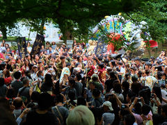 ２０１４　芸祭　電撃ハイタッチ ２　御輿パレードは恩賜公園を行く