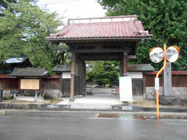 山形市街で寺院が建ち並ぶ寺町の一隅に在る最上山専称寺(せんしょうじ)は出羽山形城主である最上義光(もがみ・よしあき、1546~1614)の二女駒姫(こまひめ、1581~1595)の菩提寺で、浄土真宗大谷派の寺院です。文禄4年(1595)美人の誉れが高い駒姫は15歳の若さで関白秀次の聚楽第に召されますが、この年の7月に太閤秀吉の怒りに触れ関白職剥奪、高野山に追放の後切腹させられ、駒姫を含む子女妻妾三十数名についても京都三条河原にてことごとく斬首されることになります。駒姫の死に対し義光は深く悲しみ天童にあった浄土真宗大谷派の専称寺を山形の城下町に移し、黒印地(後には朱印地)として14石と林地を寄進して亡き駒姫の霊を慰めます。慶長5年(1600)天下を二分する関ヶ原の戦いでは義光は徳川家康の東軍として参戦、直江兼続率いる上杉方2万数千の軍勢を山形西方で迎え撃ちその戦功により57万石の大大名に列せられます。以降最上家の山形藩は3代後いわゆるお家騒動によって領地接収となり近江国大森へ1万石を以て転封となります。現在の本堂は元禄16年(1703)に再建されたもので、桁行15間、梁間13間、大屋根の高さ25mの大規模木造建築物で、屋根四隅には名大工である左甚五郎作と言われる「夜鳴力士像」が鎮座しています。更に境内にある鐘楼は秀吉から当代天下一の称号を与えられた西村道仁という名工による作で、鐘楼についても桃山時代の様式を今に伝える建造物となっています。2022年12月3日追記当該寺院のホームページによれば下記の通り説明されています。『 専 称 寺 の 歴 史真言宗大谷派の寺院「最上山専称寺」は、さくら並木で知られる馬見ケ崎川の西に位置し、山形市内随一の大伽藍として知られています。寺の歴史は、1483(文明15)年に始まり、浄土真宗中興の祖である蓮如上人の高弟、願正が現在の天童市高だまに草庵を建て、後に専称寺と号するようになりました。1595(文禄4)年、最上義光の娘である駒姫が、豊臣秀吉に謀反の疑いがかけられた秀次に連座し、わずか15歳で処刑されてしまいます。義光はこれを悲しみ、駒姫の供養のため、娘の生母である大崎夫人が浄土真宗に帰依していたことから、高だまにあった当寺を山形の二王堂小路(現在の旅籠町)に移し、駒姫の菩提寺としました。その後、1598(慶長3)年に寺領を寄進して現在地に移転。壮大な伽藍を建立し、13ケ寺の塔頭を持つ寺町を造り上げました。4.974坪の境内には、県指定有形文化財の梵鐘や鐘楼、元禄時代に建立された市指定有形文化財の本堂。「雪降り銀杏」と呼ばれる市指定天然記念物のイチョウの巨木もそびえています。庫裏の一部には、駒姫の居室を移築した一室があり、肖像画も納められました。本尊は、春日作と伝わる阿弥陀如来。最上家から寄進された青磁の花瓶などの寺宝も多く、本堂の四隅にある力士像は左甚五郎と伝わります。』『 駒 姫 の お 話悲劇の美少女「駒姫」は伊達政宗の伯父であり出羽国の大名である最上義光の次女として、1581(転生9)年に生を受けます。東国一の美少女といわれ、時の関白・豊臣秀次に繰り返し所望され、「おいまの方」として側室に上がることになりました。長旅の果て、やっと京都に着いた頃、秀次は秀吉の命で切腹という悲運。側室として秀次にも会ってないにもかかわらず、駒姫も処刑との命が下ります。この事態に、義光は八方手を尽くして必死に命乞いをしますが、その想いもむなしく、1595年(文禄4)年8月2日、牛車に乗せられて引き回しにされた後、駒姫は凄惨極まる方法で刑場の露と消えてしまいました。一説には、義光が淀君を通じて助命嘆願を行い、秀吉も「鎌倉で尼にせよ」と早馬を走らせたが、一足遅かったとも伝わります。処刑された遺体は幼子も含めて次々と穴に投げ込まれ、「悪逆塚」と彫られた石が据えられました。義光夫婦の嘆きようは尋常ではなく、間もなく駒姫の母である大崎夫人が後を追うように亡くなってしまいます。義光の恨みは深く、関ヶ原の戦いでは豊臣方に敵対する東軍に属し、その功績により出羽山形藩の初代藩主となりました。』