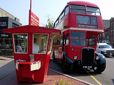 楽しい旅をしてきました。プリンスエドワード島(PEI)の旅は車がないと不便なのですが、運転はできないけれど島を満喫したい人にぴったりのコースがあります。それはホームステイしながら語学学校に通うのです。勉強は午前中の3時間だけで、午後は毎日様々なActivityが用意されています。<br /><br />第一部・ホームステイして2週間の学校通い<br />★9/9 日本出発、デトロイト経由でPEIのシャーロットタウンへ<br />★9/11-15 1週目<br />★9/16-17 土・日、学校は休み。各自各家庭で過ごす。<br />9/18-22 2週目<br />第二部・アメリカに住む友人と合流して島内観光(4泊)<br />9/23-28 車で移動しながら4個所のB&Bに宿泊