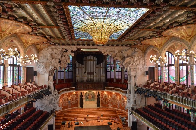 カサ･ミラ見学後、ガウディの処女作であるカサ･ビセンス、<br />バルセロナ市の第一回建築年間賞に輝いたカサ･カルベを見学。<br />その後は、モンタネールの最高傑作といわれる<br />カタルーニャ音楽堂のガイドツアーに参加してきました。<br />モンタネールは当時ガウディ以上に名声を博しただけあり、<br />外観・内装ともに本当美しかったです。<br />さらに、グエル邸・カテドラルを見学して、<br />本日のバルセロナ観光は終了。<br /><br />１日でかなり色々見学したため、くたくたな状態で、<br />夕食は著名人が沢山訪れたという<br />パエリヤの有名なお店セッテ・ポルタスへ。<br />人気店なだけに３０分以上立った待たされ、<br />時差ボケで眠気もピークとなり立ったまま寝てしまい、<br />途中倒れそうになりヒヤリ。<br />お味は待った甲斐ありと言いたいとこだけど、<br />まあまあといった感じかな。<br /><br /><br /><br />8/8(金) KLMにてｱﾑｽﾃﾙﾀﾞﾑ乗継ﾊﾞﾙｾﾛﾅへ。ﾊﾞﾙｾﾛﾅ散策　ﾊﾞﾙｾﾛﾅ泊<br />　☆9(土) 終日バルセロナ観光　　　　　　　　　　　 ﾊﾞﾙｾﾛﾅ泊<br />　10(日) 午前：ｻｸﾞﾗﾀﾞﾌｧﾐﾘｱ見学、夕方からﾏﾄﾞﾘｯﾄﾞ観光　ﾏﾄﾞﾘｯﾄﾞ泊<br />　 11(月) 午前：トレド観光、午後：セゴビア観光　　 ﾏﾄﾞﾘｯﾄﾞ泊<br />　12(火) 午前：コルドバ観光、夕方からｸグラナダ観光 ｸﾞﾗﾅﾀﾞ泊<br />　13(水) 夕方までグラナダ観光、夜：ロンダ観光　　　ﾛﾝﾀﾞ泊<br />　14(木) 午前：ロンダ観光、午後：ミハス観光　　　　ﾏﾗｶﾞ泊<br />　15(金) 午前：ネルハ観光、午後：ﾌﾘﾋﾘｱﾅ＆ﾏﾗｶﾞ観光　 ﾏﾗｶﾞ泊<br />　16(土) AFにてﾊﾟﾘ乗継成田へ<br />　17(日) 成田着<br />