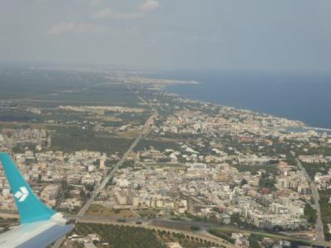 7月9日〜28日の18泊20日、南イタリアへ行きました♪<br />世界遺産の風景、美しい島やビーチ、白い街並み、果てしなく続くオリーブ畑、煌めく海岸、バロック街並み、数多の優雅な城、美味しいグルメを楽しんできました♪<br />訪れたのは、ナポリ、ポンペイ、エルコラーノ、ビエステ、ペスキチ、ヴィーコ・デル・ガルガーノ、トレミティ諸島（サン・ニコラ島+サン・ドミノ島）、ポリニャーノ・ア・マーレ、カステッラーナ・グロッテ、モノポリ、オストゥーニ、チステルニーノ、ロコロトンド、アルベロベッロ、マルティナ・フランカ、チェーリエ・メッサーピカ、ブリンディジ、オーリア、ターラント、フランカヴィッラ・フォンターナ、カロヴィニョ、レッチェ、ガラティーナ、ポルト・チェザーレオ、コリリアーノ・ドトラント、オートラント、レウカ、アレッサーノ、スペッキア、ソレート、ナルド、ガリポリ、トッレ・ア・マーレ、バーリ、カステル・デル・モンテ、アンドリア、トラーニの３７か所へ行きました。<br />宿泊地はナポリ、ビエステ、ポリニャーノ・ア・マーレ、オストゥーニ、レッチェ、オートラント、ガリポリ、バーリの８か所。<br /><br />☆Ｖｏｌ３５２：第１９日・２０日目（７月２７日２８日）バーリ〜羽田♪<br />バーリ国際空港からエアドロミテのビジネスクラスでミュンヘンへ。<br />離陸して窓から美しいプーリアの風景。<br />前日に訪れたトラーニが見える。<br />ミケーレさんの住んでいる美しいプーリアが遠ざかる。<br />本当に楽しかったとバイバイと手を振る。<br />間もなく、機内食。<br />ランチタイムなのでしっかりとしたサラダ。<br />これは嬉しい。<br />新鮮サラダをワインとともにゆったりと頂く。<br />眼下に青いアドリア海を眺めて。<br />間もなくアルプスを越えて<br />２時間ほどミュンヘンに到着。<br />ミュンヘンのラウンジでドイツの生ビールを味わう。<br />ゆったりとラウンジで寛いたら、<br />ルフトハンザ航空ビジネスクラスに搭乗。<br />ここで久しぶりの和食を。<br />２０日ぶりの和食は美味しい♪<br />映画を見たりと過ごして、日本へ。<br />羽田国際空港に到着。<br />すでに梅雨明けしたと知らせ。<br />日本はすでに本格的な真夏に♪<br /><br />今回の旅行は素晴らしい。<br />プーリア州は本当に素敵なところだ。<br />美しい街並み、おいしい料理やワイン、素晴らしいホテル、魅惑のビーチ。<br />本当に夏のプーリアは輝いていた。<br />ミケーレさんの住んでいるプーリア州、本当に恋しい。<br />大好きになったプーリア州、いつかは必ず行くと心に誓う♪<br />