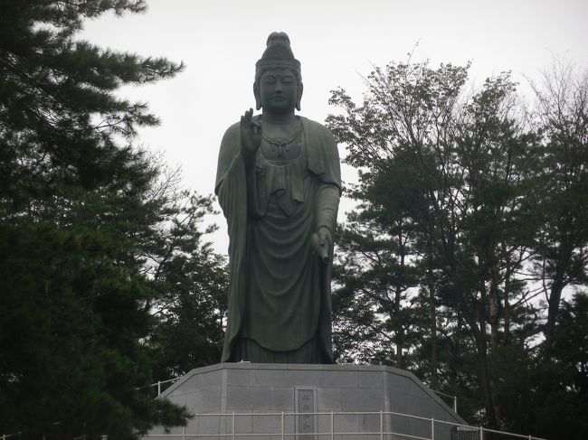 圏央道青梅ＩＣから花と歴史の寺「塩船観音寺」へ、つつじやアジサイの花が綺麗なお寺ですが今の時期でも萩などのお花が咲いていて境内を散策して楽しめました。<br /><br />広い境内を山門（仁王門）から入り、阿弥陀堂、大杉、薬師堂、弘法大師堂、本堂（観音堂）、稲荷社、七社権現社、銅鐘、交通安全祈願堂、不動明王像、護摩堂・本坊を見たり・参拝したりして、参道やお庭に咲いている萩などのお花を見て散策しました、又、休憩所でお茶を飲んで休憩をしました。<br /><br />塩船観音寺からは昼食をする為、再び圏央道を利用して高尾山ＩＣから近いうかい鳥山に行きました。