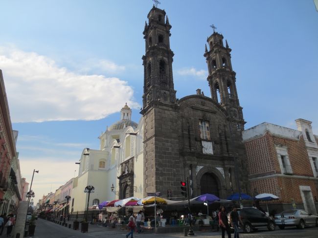 2013年３月から４月にかけて、メキシコを旅行しました。<br />メキシコシティを中心に、プエブラ、ティオティワカンにも行きました。<br />世界遺産など遺跡や古い町並み、グルメ、ショッピングと楽しみました。<br />現地の人は人なっつっこく、親切な人が多かったです。<br />やや高山病にも悩まされましたが、また行ってみたいと思わせるメキシコでした。<br /><br />この日は早朝メキシコシティからテキサスダラスフォートワース経由で帰りました。ダラス空港では日本ツアーから帰国するＮＥ－ＹＯと遭遇しました。乗り換えのセキュリティチェックで人だかりができていたので、近くの人に誰か聞いたら、ＮＥ-ＹＯでした。奇遇ですね。