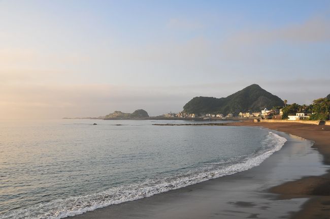 　いつもは一人旅を決め込んでいましたが、今回は家族旅行で千葉県鴨川となりの太海（ふとみ）にやってきました。<br />鴨川と言えばご存じ鴨川シーワールドで有名ですが、子供じゃないし今さらシャチのショーを見てもなぁ・・・<br />千葉県にある「大山千枚田」という棚田を目指し、そして太海の美味しい海の幸をいただこうというプランをたて出かけました。大人だけなので棚田・太海の海岸・海の幸・トンビ羽ばたく静かな海を満喫してきました。