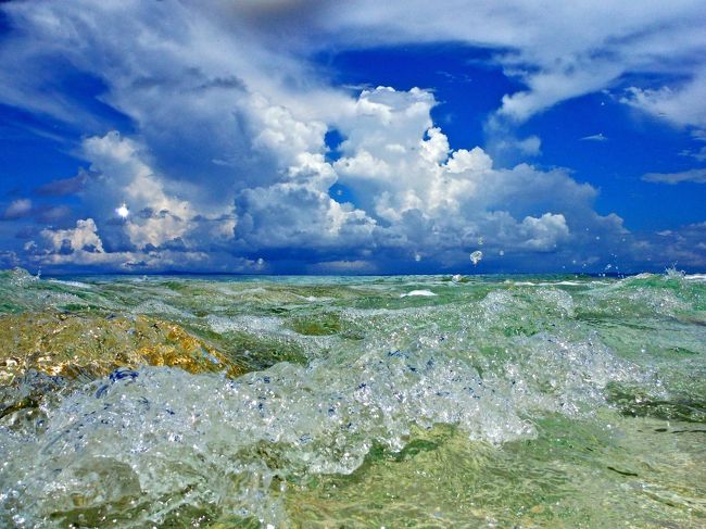 もっと、もっと、きれいな海を求め、「一人海旅」は続く・・・・。<br />透明度が４０m以上の無人島を求めて、夢遊病みたいな、私です。<br />よく聞く、有名なリゾートでは、全く、私の心はときめかなかった。<br />リゾートの排水溝からの洗剤の泡が、気にかかった。ビーチの砂が、他所から運ばれた「仮想空間」だった。<br />一見、サンゴのような赤い色をした、ビーチの色が、流れ出た赤土の色だった・・・。<br />上から見たら、きれいな海も、いざ、潜ってみたら、サンゴの死骸だらけだったし。<br />妙に、魚がよってくるな？<br />と、思ってたら、案の定、魚肉ソーセージで、飼いならされた「家畜奴隷」の魚だった。<br />それらの、嘘っぽい、まさに、「仮想空間」では、まったく、私の心がときめくことは無かった・・・・。<br />一見写真で見て、「キレ〜イ！」と、勝手に勘違いする自分を、責めた。<br />写真は、デジタル処理すれば、いくらでも、きれいに誤摩化せる。<br />だからこそ、今は、なるべく、動画を探すようにしているのだ。<br />このサイトも、動画が掲載出来たら良いなと、つくづく、思います。<br />YouTubeに、リンクしてみようと、今、考えています。<br />まだ、宮古島や大神島や多良間島から、帰ったばかりなのに、すぐに、私の心が海に向かって来た。<br />で、２５日間我慢したが、耐えられずに、再びセントレアから旅立った私です。<br />行った先は、私のホームグランドである、沖縄の離島「ナガンヌ」<br />那覇の泊港から、ナガンヌ行きの専用クルーザーで、たったの２０分少々です。<br />世界一の透明度を誇る海を、味わえるのです。<br />ああ、日本人に生まれてよかったと、この島にくるたび、感じます。<br />そして、いつも、中国浙江省からの、不法海洋投棄と勘ぐる、漂流ゴミを、この島で目にするたびに、猛烈な怒りが込み上げて来ます。<br />それは、先回に行った多良間島でも、同じだった。<br />今、ナガンヌに、沖縄本島の人達や、全国の有志が集まっては、海岸清掃活動を行ったいるが、どう考えても、棄てる奴が悪い。<br />「棄てるな！中国人！」と声を大にして叫ぶ。<br />最初、ヤップ島の東に有る無人島を、Google検索し、Panoramioで、写真を見て感激した私だった。<br />しかし、水上飛行機をチャーターし、前もって、島の所有者に取り入ってお願いし、気に入ってもらえないと遊ばせてもらえないのでした。費用も莫大です。行って行けないことは無いが、毎月通うには、ヤッパリ無理が・・・。<br />そこで、いろいろ検索していたら、ナガンヌが、宿泊出来るということがわかったのです。<br />昨年の１１月に初めて、ナガンヌを訪れて、「何と自然が立ちはだかった、野性的な島なんだ！」と、私は驚嘆した。<br />ミジュン（イワシ系）の大群が、まさに、海の色が変わるくらいに、やってきた。<br />ガーラ《カスミアジ》の大群が、それを食べようと、追いかけて来た。<br />その直後に、ネムリブカ４匹が、ガーラを威嚇し、リーフ内から、ガーラは一目散に逃げ去った。<br />その写真が、前回に、このサイトでupしてあります。<br />わたしは、それ以来、この島の虜になった。<br />翌月の１２月２４日〜１月１０日、３月１５日〜３月２６日、７月１日〜７月１１日（台風８号接近により７月５日にナガンヌから強制撤退し、那覇に引き上げス。７月８日に暴風雨を避難先の首里公民館で経験ス）<br />そして、台風８号の最大風速６０mで、コテージが崩壊し、やむなく、遊び足らない気がした私は、ナガンヌのコテージが再開するまで、宮古島、多良間島、大神島、池間島で、潜りまくった。（７月２４日〜８月５日）<br />しかし、またもや、その間台風１２号に遭遇し、大神島の「おぶゆう食堂」で、半日ほど缶詰状態になった。<br />今回は、再び訪れたナガンヌでは、運良く、晴天に恵まれ、全くのべた凪が３日続きました。<br />それでは、じっくりと、その美しい海や自然豊かな風景を、ご覧下さいませ・・・・・。<br />なを、私のナガンヌ宿泊滞在累計時間、宿泊日数ともに、トップという結果だそうです。ナガンヌ島の開発会社マネージャーが言うには・・・。<br />私は、人生の最後は、出来ることならば、ここにしたい。ここで、亡くなりたいとさえ、今、思っている。<br />不自由な病院で、ノタウチまって、延命したりする気はない。<br />まだまだ、先ではあろうが。<br />とにかく、ここが一番気に入っている。<br />YouTube動画「感動の夕焼け」完成ス。1080Pの高画像で、大型画面をお勧めします。→https://www.youtube.com/watch?v=WPV3VC7kxxU&amp;index=5&amp;list=PLV67ImOesNh9tDIz6NUr59LqjcNabvizG<br /><br />World, clean sea, located in Okinawa Prefecture, Japan. It is uninhabited.<br />The name, it says &quot;Nagan&#39;nu&quot;. The &quot;Nagan&#39;nu&quot;, means &quot;elongated boots&quot;. In length, it is about 1,4Km. Width is about about 100m at the maximum. This uninhabited island is all, was made of it, who came up out to the coast, &quot;coral&quot; island. Restaurants and, cottages for accommodation, shower room, washing toilets are equipped. Seawater filtration device, is a self-generator equipped. Wild birds that of endangered species, &quot;tern&quot; is, far, Australia and, from New Caledonia, for spawning, will come. In addition, sea turtles, in order to lay eggs, it landed. Therefore, all of the facilities, for the sake of environmental protection, in every severe determined, it is operated. Surfactant bring ban, pet landing ban, food bring prohibition, the spawning season of wild animals, restricted area also provided. This atoll is called &quot;Chibishi&quot;. There are three uninhabited islands. Kamiyama Island, Kuefu, is Nagan&#39;nu. To go to this island, from Naha night Port, and then move in a dedicated cruiser. In about 30 minutes, it will arrive.<br />Accommodation cottage is a small logo House. And for two adults, and two types for 4 people. Rates per night with two meals is 8000 yen. It is the Italian menu. In Italian restaurants of Naha, and after cooking, every day, it will be carried in dedicated cruiser.<br />To people who are looking around the world, the beautiful sea, is the perfect desert island. Street light is unrelated both automobile. In a quiet uninhabited island, birds chirping, waves of sound, only the wind will hear. To soundly, you can sleep.