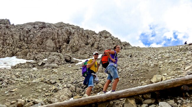 ラガッツォイゴンドラ駅からゴンドラで<br />一気に巨大な岩魂の断崖の上まで昇り<br />頂上駅からマルモラーダ（Marmolada、3343m）山<br />頂上一帯にあるドロミテでは唯一の氷河等の<br />３６０度の絶景を眺めつつラガッツォイピッコロ<br />（Lagazuoi Piccolo）の頂上（２,７６２m）を<br />往復し頂上小屋で休憩した後<br />（前の旅行記）<br /><br />この旅行記はここから始まります。((´∀｀))<br />頂上小屋から麓のゴンドラ駅駐車場まで<br />ラガッツォイ４０１番コースから４０２番コース〜<br />４１２番コースをトレッキングします。<br /><br />このトレッキングコースは、人気のトレチーメのように<br />詳しいコース状況が検索でもあまり出てこないので<br />今後行く人のコース選択の参考になれば良いかなと<br />画像を多めに載せてみることにしました。<br />トレッキングにあまり興味のわかない人でも<br />コロコロころがしてみてください((´∀｀))<br /><br />このバラエティに富む絶景コースで<br />フレッシュエアーとマイナスイオンをいっぱい浴びながら<br />絶景を眺めて歩いていると<br />身もこころも♪♪♪♪♪ハッピーになってゆくのを感じました(´ー｀)
