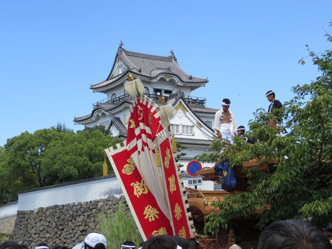 今回はマイチャリで「摂津・十三村〜泉州・岸和田村」へ行きました<br />片道37km弱 時間3時間28分<br /><br />大和川を渡り、堺の町に入る頃には気温も上昇して汗だく<br />国道沿い・府道沿いを走るのは疲れました<br /><br />チャリで移動するので広範囲に「だんじり」曳行を見れました<br /><br />大阪・十三〜春木〜岸和田駅周辺〜岸和田城〜百舌鳥古墳群〜大阪・十三<br /><br /><br /><br /><br />表紙 だんじりと岸和田城
