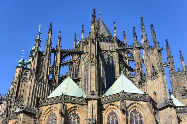 ブダペスト、ウィーン、プラハ、チェスキー・クルムロフを8日間で周遊。大好きなかわいい建築を巡る旅です。<br /><br /><br /><旅程><br />成田空港 → モスクワ(トランジット) → ブダペスト<br />→ 列車でウィーン → 列車でプラハ <br />→ バスでチェスキー・クルムロフ(プラハ日帰り)<br /><br />プラハ → モスクワ(トランジット) → 成田空港<br /><br /><br /><br />ブダペスト編<br />http://4travel.jp/travelogue/10926235<br /><br />ウィーン編(1日目)<br />http://4travel.jp/travelogue/10926985<br /><br />ウィーン編(2日目)<br />http://4travel.jp/travelogue/10928872<br /><br />プラハ城周辺編<br />http://4travel.jp/travelogue/10929952<br /><br />プラハ旧市街編<br />http://4travel.jp/travelogue/10930249<br /><br />プラハ市民会館編<br />http://4travel.jp/travelogue/10931072<br /><br />チェスキー・クルムロフ編<br />http://4travel.jp/travelogue/10931323<br /><br /><br /><br />今回はプラハ1日目の午前中に行った、プラハ城周辺編を書きます。<br /><br /><br /><事前準備情報><br />チェコは2日間なので、成田空港で2,000コルナだけ換金。<br />現在のレートで大体10,000円程度です。<br />余っても他の国で使えない通貨なので使い切る額にしました。<br />ヨーロッパは、ほとんどのスーパー、レストラン、観光地の入場料カウンターでカードが使えますので、<br />足りなかったらカードで払えば困りません。<br />2日間でしっかり、使いきりました。<br /><br />WiFiはグローバルWiFiを持参しましたが、あまり電波環境は良くなかったです。<br />つながったり、つながらなかったり…。