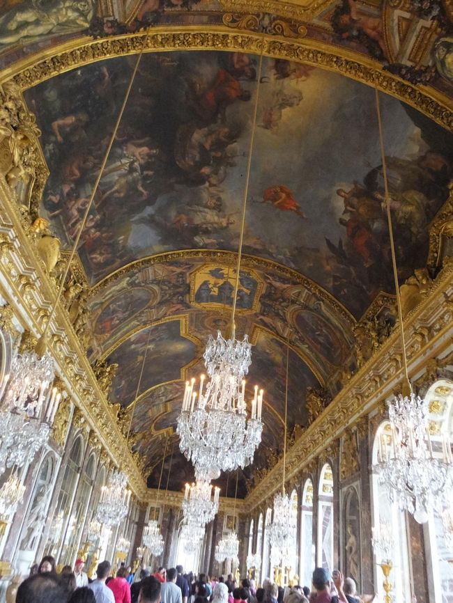 午前中はツアーでベルサイユ宮殿へ。午後は地図とガイドブックを見ながらパリ市内を歩き回りました。