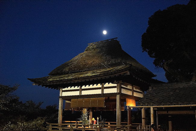 紫式部ゆかりの石山寺で、秋月祭が開催されます。開催日は、９月６日より中秋の名月の９月８日まででしたが、日曜日の７日に訪れました。約２０００個の灯火で国宝の多宝塔などが浮かび上がります。<br /><br />梅を見に春先に訪問した石山寺でしたが、今日はどんな景色を見せてくれるのでしょう。昔から、名月と石山寺が有名でしたが、スーパームーンも近いこの日、とても楽しみです。<br /><br />お昼間は、「あげあげサミット2014」と「ＭＩＨＯ　MUSEUM」で楽しみました。<br /><br />