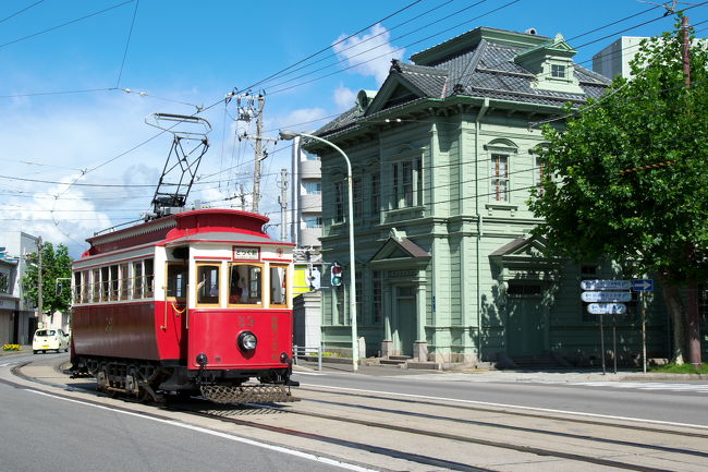 6月に妻と行ったばかりの北海道・・・<br /><br />私の誕生日で子供たちには気を使わせてしまったので、その埋め合わせに全員の日程を合せて3泊4日で向かった。<br /><br />上の二人が大きくなったので、一家そろっての旅行はこれで最後かもしれない。さみしいやら何やら。でもとにかく、行くからにはとことん楽しんでこないとね。<br /><br />まずは函館へ。