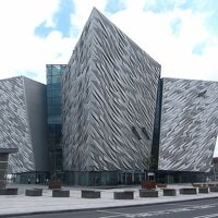 ベルファスト： タイタニック号造船所，対立の跡など市内巡り