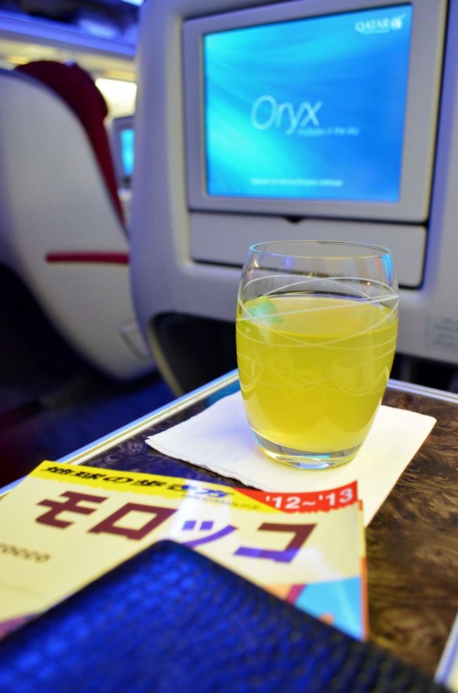 23時間!の乗り継ぎを終えてやっとこさ次の目的地モロッコへの便に乗り込みます。<br />乗り継ぎ地での用事をこなす為に、意図的に乗り継ぎ時間を延ばした場合を除き、ここまで長い乗り継ぎを経験したのは過去最長ですが、お陰で疲れ果てる事なく、ゆっくりとした超長距離から長距離便の接続をこなせました。<br /><br />以前、飛行機に搭乗する時のワクワク感が旅行に出発する感覚のピークと言いましたが、やはり初めて行く国の便に乗る瞬間って違いますね。<br />アフリカ大陸でありながら大アラブ圏であり、色濃いフランス当地の影響がある国…三大陸の魅力を混ぜた魅惑の国。<br />果たしてどんな国なんだろう…。<br /><br />飛行機に乗らないには判明しませんので、出発しよう!そうしよう!