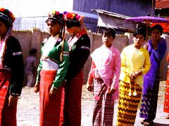 民族衣装勢揃い★ミャンマー・カローのお祭り（1998年頃？）