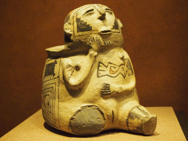 旅行の第一目的はマチュピチュですが、後半は経由地のメキシコシティ近郊を観光します。このおかげで帰りがかなり楽になりました。<br /><br />６日目は、ペルーから機中泊でメキシコシティへ。少し眠かったけれど、本日の目玉は「国立人類学博物館」。<br />テオティワカン、マヤ、アステカなど遺跡大国メキシコの発掘品を選りすぐりで展示する大きな博物館。とても楽しい館内でした。<br />ソカロ周辺やメキシコの民芸品を見にシウダデラ市場へも行きました。<br /><br />　１日目　15:25成田発（メキシコシティ経由）23:42リマ着　[リマ泊]<br />　２日目　ナスカの地上絵　[リマ泊]<br />　３日目　8:30リマ発→9:40クスコ着　クスコ観光　[マチュピチュ村泊]<br />　４日目　マチュピチュ観光　[クスコ泊]<br />　５日目　11:30クスコ発→12:50リマ着　リマ観光　24:50リマ発[機中泊]<br />★６日目　7:04メキシコシティ着　メキシコシティ観光　[メキシコシティ泊]<br />　７日目　テオティワカン観光等　[メキシコシティ泊]<br />　８日目　プエブラ、ウエホツィンゴ観光　23:20メキシコシティ発<br />　９日目　機内<br />　10日目　6:45成田着