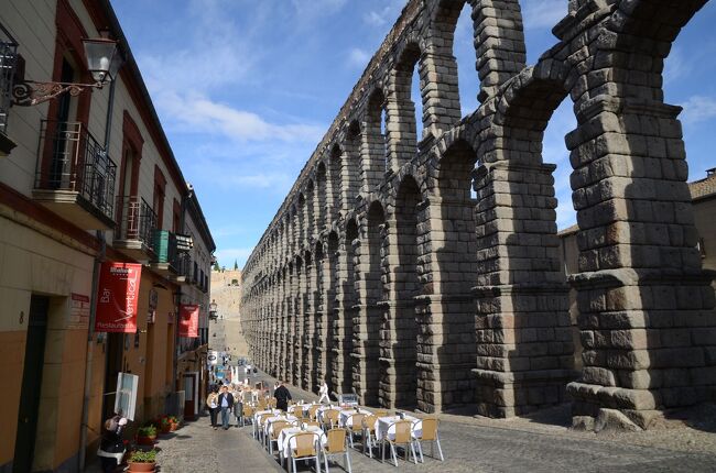 スペインは紀元前3世紀に古代ローマの一部となった地で、水道橋や橋などの遺跡やローマ式の街の痕跡が各地に残されています。そうした遺跡をこの目で見るためにスペインを訪れました。<br />ローマから遠く離れたこの地にもイタリアと同じような建築物があり、ローマと同じレベルの高度な都市生活が営まれていたことが実感できました。<br /><br />☆?★?☆?★?☆?★?☆?★?☆?★?<br />【1】いきなりハイライトのセゴビア水道橋<br /> マドリード空港に着いた翌日、いきなりスペインのローマ遺跡の代表格とも言えるセゴビアの水道橋を訪れます。現代の街の石畳の上に2000年前の水道橋が、特に隔てるものもなくそこに聳えている光景を見ていると、不思議な気持ちになってきます。<br /> そこからローマ時代の石壁の上に城壁が築かれたというアビラに寄り、ローマ橋が残るサラマンカまで行きます。<br /> 宿泊はサラマンカのパラドールです。これも楽しみ。<br />☆?★?☆?★?☆?★?☆?★?☆?★?<br /><br />>1 いきなりハイライトのセゴビア水道橋<br /> 2 メリダでローマ遺跡三昧<br /> 3 古代ローマ橋・アルカンタラ橋とちょっとだけポルトガル<br /> 4 セビリアと近郊のローマ都市イタリカ<br /> 5 コルドバのメスキータとローマ橋<br /> 6 アルハンブラ宮殿とその敷地内のパラドール(グラナダ)<br /> 7 ロンダと白い村カサレス<br /> 8 ラ・マンチャの風車は期待以上<br /> 9 トレドの街を臨むパラドール