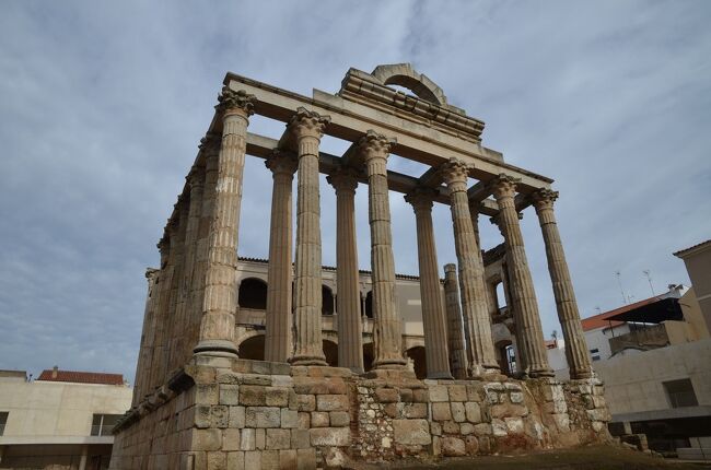 スペインは紀元前3世紀に古代ローマの一部となった地で、水道橋や橋などの遺跡やローマ式の街の痕跡が各地に残されています。そうした遺跡をこの目で見るためにスペインを訪れました。<br />ローマから遠く離れたこの地にもイタリアと同じような建築物があり、ローマと同じレベルの高度な都市生活が営まれていたことが実感できました。<br /><br />☆?★?☆?★?☆?★?☆?★?☆?★?<br />【2】メリダでローマ遺跡三昧<br /> 次に向かうのはメリダ。ここはローマの初代皇帝アウグストゥスによって置かれた属州ルシタニアの州都エメリタ・アウグスタです。古代ローマの遺跡の宝庫で、現代の街の中に神殿や凱旋門の残骸などが点在しています。街の南側を流れるグアディアナ川には現存する中で最長のローマ橋があり、今でも歩道として使われています。<br /> そして宿泊は旧市街の真ん中にあるパラドール。今度は修道院を改装したもので、あちこちに修道院らしさが残るとても趣のある建物でした。<br /><br />※古代ローマ遺跡に興味のある方はぜひ下記のサイトもご覧ください!<br />サラマンカのローマ橋(スペイン)<br />http://roman-ruins.com/salamanca/<br />コウノトリの巣ミラグロス水道橋とメリダの三つの水道(スペイン)<br />http://roman-ruins.com/merida-aqueduct/<br />現存する中で最長―メリダのローマ橋(スペイン)<br />http://roman-ruins.com/merida-roman-bridge/<br />☆?★?☆?★?☆?★?☆?★?☆?★?<br /><br /> 1 いきなりハイライトのセゴビア水道橋<br />>2 メリダでローマ遺跡三昧<br /> 3 古代ローマ橋・アルカンタラ橋とちょっとだけポルトガル<br /> 4 セビリアと近郊のローマ都市イタリカ<br /> 5 コルドバのメスキータとローマ橋<br /> 6 アルハンブラ宮殿とその敷地内のパラドール(グラナダ)<br /> 7 ロンダと白い村カサレス<br /> 8 ラ・マンチャの風車は期待以上<br /> 9 トレドの街を臨むパラドール