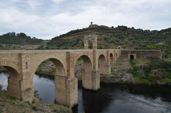 スペインは紀元前3世紀に古代ローマの一部となった地で、水道橋や橋などの遺跡やローマ式の街の痕跡が各地に残されています。そうした遺跡をこの目で見るためにスペインを訪れました。<br />ローマから遠く離れたこの地にもイタリアと同じような建築物があり、ローマと同じレベルの高度な都市生活が営まれていたことが実感できました。<br /><br />☆?★?☆?★?☆?★?☆?★?☆?★?<br />【3】古代ローマ橋・アルカンタラ橋とちょっとだけポルトガル<br /> メリダからセビリアに行く前に、反対方向になりますがアルカンタラ橋に寄って行きます。この橋は現存するローマ橋で最も高いもので、71mもあります。実際に目にするとその高さを実感できます。今も車道として使われていて、その頑丈さを証明しています。<br /> そこからポルトガルはすぐ近くなので、ちょっと行ってみることにしました。国境は石造りの橋であっけなく越えますが、この橋も古代ローマ時代に作られたもの。この道は今はメインルートから外れて車もあまり通りませんが、今のスペイン、カセレス付近とポルトガルのコインブラ付近を結ぶローマ街道だったのです。<br /> 国境を越えてすぐのところにセグラという街がありました。国境のどん詰まりの街は、店もなければ人もほとんど見かけず、静まりかえっていました。<br /><br />※古代ローマ遺跡に興味のある方はぜひ下記のサイトもご覧ください!<br />アルカンタラ橋~生きているローマ橋(スペイン)<br />http://roman-ruins.com/alcantara/<br />☆?★?☆?★?☆?★?☆?★?☆?★?<br /><br /> 1 いきなりハイライトのセゴビア水道橋<br /> 2 メリダでローマ遺跡三昧<br />>3 古代ローマ橋・アルカンタラ橋とちょっとだけポルトガル<br /> 4 セビリアと近郊のローマ都市イタリカ<br /> 5 コルドバのメスキータとローマ橋<br /> 6 アルハンブラ宮殿とその敷地内のパラドール(グラナダ)<br /> 7 ロンダと白い村カサレス<br /> 8 ラ・マンチャの風車は期待以上<br /> 9 トレドの街を臨むパラドール