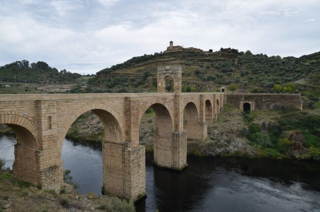 スペインは紀元前３世紀に古代ローマの一部となった地で、水道橋や橋などの遺跡やローマ式の街の痕跡が各地に残されています。そうした遺跡をこの目で見るためにスペインを訪れました。<br />ローマから遠く離れたこの地にもイタリアと同じような建築物があり、ローマと同じレベルの高度な都市生活が営まれていたことが実感できました。<br /><br />☆?★?☆?★?☆?★?☆?★?☆?★?<br />【3】古代ローマ橋・アルカンタラ橋とちょっとだけポルトガル<br />　メリダからセビリアに行く前に、反対方向になりますがアルカンタラ橋に寄って行きます。この橋は現存するローマ橋で最も高いもので、71mもあります。実際に目にするとその高さを実感できます。今も車道として使われていて、その頑丈さを証明しています。<br />　そこからポルトガルはすぐ近くなので、ちょっと行ってみることにしました。国境は石造りの橋であっけなく越えますが、この橋も古代ローマ時代に作られたもの。この道は今はメインルートから外れて車もあまり通りませんが、今のスペイン、カセレス付近とポルトガルのコインブラ付近を結ぶローマ街道だったのです。<br />　国境を越えてすぐのところにセグラという街がありました。国境のどん詰まりの街は、店もなければ人もほとんど見かけず、静まりかえっていました。<br /><br />※古代ローマ遺跡に興味のある方はぜひ下記のサイトもご覧ください！<br />アルカンタラ橋～生きているローマ橋（スペイン）<br />http://roman-ruins.com/alcantara/<br />☆?★?☆?★?☆?★?☆?★?☆?★?<br /><br /> １ いきなりハイライトのセゴビア水道橋<br /> ２ メリダでローマ遺跡三昧<br />&gt;３ 古代ローマ橋・アルカンタラ橋とちょっとだけポルトガル<br /> ４ セビリアと近郊のローマ都市イタリカ<br /> ５ コルドバのメスキータとローマ橋<br /> ６ アルハンブラ宮殿とその敷地内のパラドール（グラナダ）<br /> ７ ロンダと白い村カサレス<br /> ８ ラ・マンチャの風車は期待以上<br /> ９ トレドの街を臨むパラドール
