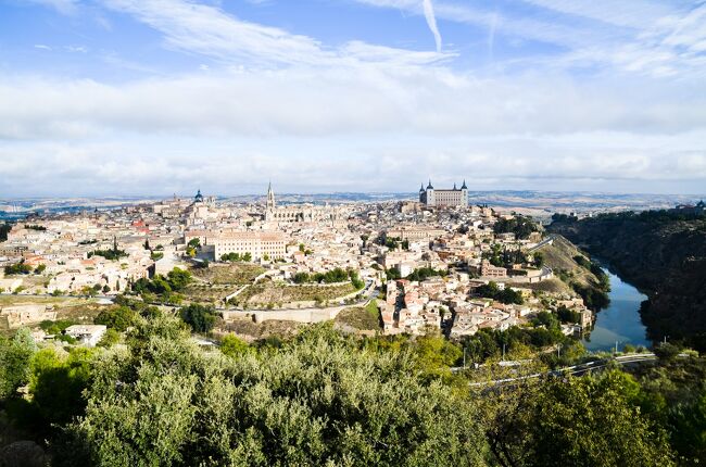 スペインは紀元前3世紀に古代ローマの一部となった地で、水道橋や橋などの遺跡やローマ式の街の痕跡が各地に残されています。そうした遺跡をこの目で見るためにスペインを訪れました。<br />ローマから遠く離れたこの地にもイタリアと同じような建築物があり、ローマと同じレベルの高度な都市生活が営まれていたことが実感できました。<br /><br />☆?★?☆?★?☆?★?☆?★?☆?★?<br />【9】トレドの街を臨むパラドール<br /> 朝の爽やかな空のもと、ホテルのテラスからトレドの街を眺めます。<br /> レストランのテラス席があるので、せっかくだから8時の開店まで待って、優雅なティータイムを過ごしてから出かけることにしました。<br /> 充実したスペインの旅もいよいよ終わり。高速道路でマドリード空港まで行って帰路につきました。<br />☆?★?☆?★?☆?★?☆?★?☆?★?<br /><br /> 1 いきなりハイライトのセゴビア水道橋<br /> 2 メリダでローマ遺跡三昧<br /> 3 古代ローマ橋・アルカンタラ橋とちょっとだけポルトガル<br /> 4 セビリアと近郊のローマ都市イタリカ<br /> 5 コルドバのメスキータとローマ橋<br /> 6 アルハンブラ宮殿とその敷地内のパラドール(グラナダ)<br /> 7 ロンダと白い村カサレス<br /> 8 ラ・マンチャの風車は期待以上<br />>9 トレドの街を臨むパラドール