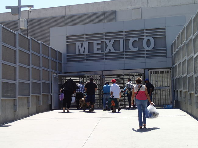 サンディエゴからメキシコのティファナへ日帰り旅行。と言ってもティファナにはほとんど見るところがなく、歩いて国境を越えるという体験を楽しむために行ったようなものです(笑)<br />でも歩いて国境を越えるなんてなかなかできないので貴重な体験でした。<br />正直ティファナの町は好きになれなかったので2回目は無いかな・・・