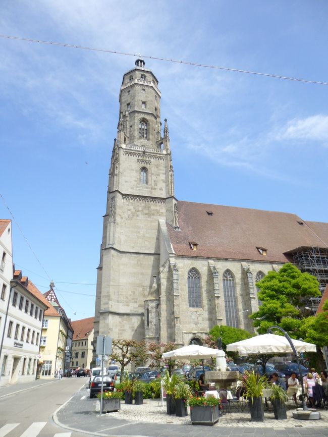 Romantische Strasseロマンチック街道、Schwaebische Alb Strasseシュヴェービッシュ・アルプ街道、Burgenstrasse古城街道の旅<br /><br />期間 :2012年05月15日(火)〜05月29日(火)15日間の旅<br /><br />≪ネルトリンゲンに残る塔守の伝説:Noerdlingen≫<br />Die Sage・Turmwaechter:トゥルムヴェヒター(塔守)の伝説<br /><br />“生きている完全な中世都市”と称されるNoerdlingenネルトリンゲンはローテンブルクの町から南に80kmの距離にある。この町も1500万年前に直径1000mの隕石が落下・衝突によって形成されたと云われる、25kmのリース盆地にあって、かつての新教派の帝国都市である。<br /><br />中世城塞都市の環状のStadtmauer城壁が14世紀に建てられ、5つの門、11の塔と共に、今もほぼ完全に保存され、この町をぐるりと囲んでいる。<br /><br />この町でもいまだに城壁を夜警が見回るのだと云う。しかも城壁の回廊を歩いて一周できる町は広いドイツでもネルトリンゲンだけなのだ。人口は21千人。<br /><br />写真はSt.Georgs-Kirche聖ゲオルク教会