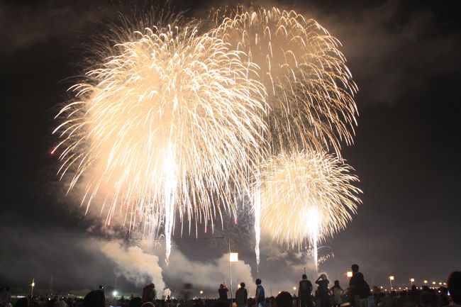 ■大曲の花火大会に行ってきました。大曲の花火競技大会は、識者の間で最も権威ある大会として位置づけられています。全国の２８の花火師が昼花火や１０号玉、創造花火で芸術美・創造性を競います。雄物川の河川敷に設営された約１，６００ｍの会場は全国から集まった大勢の花火ファンであふれています。<br />