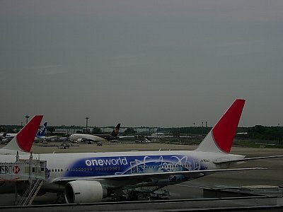 マイルが貯まったので無料航空券で上海旅行。 (*^-゚)<br />今回の旅の友は夫です。もとい、友じゃくお供です。只だから連れて行くのよ!<br />上海は初めてだけど、香港と似ているかな、ま何とかなるでしょ。(^^ゞ<br /><br />★5/18 出発、雑技鑑賞<br />5/19 上海街歩き、外灘観光トンネル<br />5/20 蘇州(ツアー)<br />5/21 魯迅公園、帰国