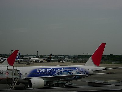 マイルが貯まったので無料航空券で上海旅行。 (*＾-ﾟ)<br />今回の旅の友は夫です。もとい、友じゃくお供です。只だから連れて行くのよ！<br />上海は初めてだけど、香港と似ているかな、ま何とかなるでしょ。（^^ゞ<br /><br />★5/18　出発、雑技鑑賞<br />5/19　上海街歩き、外灘観光トンネル<br />5/20　蘇州（ツアー）<br />5/21　魯迅公園、帰国