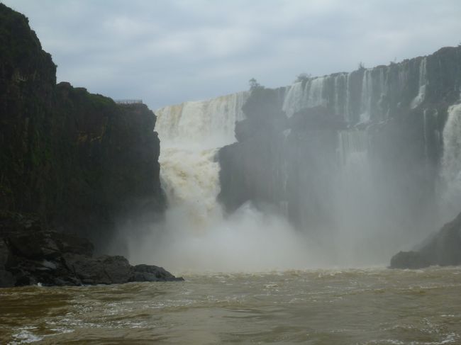 この日はアルゼンチン側のイグアスの滝。<br />残念ながら、悪魔の喉笛は今年6月の大洪水で遊歩道が壊滅的に壊れてしまったため、歩いては行けず。<br />また、本当は翌日の予定だったヘリ遊覧は、翌日の天気予報が雨っぽいからと、この日に変更。（結果的には翌日も晴れだったけど…）<br />滝は最初上からちょっと見える程度だったから「これだけ？」と思っちゃったけど、進むほど大きな滝が見えてきた。<br /><br />上から横からと高さを変えて満喫。<br />さらにボートで滝壺へ豪快に突っ込む！<br />その上ヘリコプターで上から！<br />一気に全部を見た気がしましたが、翌日ブラジル側からみたらまた全然違って見えました。<br /><br />1日目：羽田深夜発～ロサンゼルス<br />http://4travel.jp/travelogue/10931207<br />2日目：ロサンゼルス深夜発～リマ　サント・ドミンゴ教会を見学して、そのままクスコへ<br />http://4travel.jp/travelogue/10931211<br />3日目：マチュピチュを堪能してクスコへ移動、アルマス広場・カテドラル・12角の石<br />http://4travel.jp/travelogue/10931218<br />4日目：クスコ～リマ、そしてブラジルイグアスへ移動三昧の日<br />http://4travel.jp/travelogue/10931220<br />5日目：アルゼンチン側イグアスの滝（トレッキング＋ボート＋ヘリコプター）→今ココ♪<br />6日目：予定外の野鳥公園＆ブラジル側イグアスの滝トレッキングからリマへ移動<br />http://4travel.jp/travelogue/10931238<br />7日目：ナスカの地上絵<br />http://4travel.jp/travelogue/10931240<br />8日目：リマ市内観光（アルマス広場・カテドラル・大統領府・サンフランシスコ教会・パルケ・デ・ラ・ムラヤ城壁公園）の後、ロサンゼルスへ<br />http://4travel.jp/travelogue/10931241<br />9.10日目：ロサンゼルス深夜発～羽田早朝着<br />http://4travel.jp/travelogue/10931243