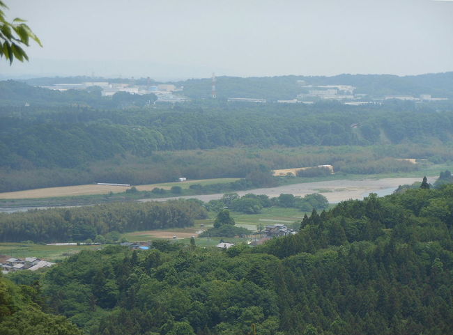 城里町の御前山周辺でバードウォッチングを楽しみました。<br />キビタキを期待して行ったのですが、山の中は木の葉が生い茂ってキビタキは鳴き声だけで姿を見せてくれませんでした。<br />なので、子供のように蝶やトンボを追いかけて遊びました。<br /><br />表紙写真は、御前山から見た里の風景です。<br />