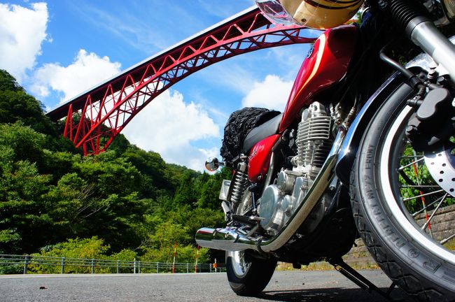 2014年9月,2日間にわたってバイクで島根に行ってきました!出雲に広がる大自然と古代ロマンを存分に味わってきました。<br /><br />【1日目】木次線沿線に沿って,奥出雲へとバイクを走らせます。迫力のおろちループを通っていくと,絶景のスイッチバックや素朴な木造駅舎に出会います。鬼の舌震(したぶるい)の渓谷の絶景を楽しみ,今日の宿へと向かいました。