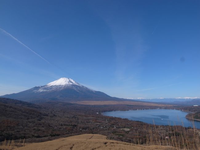 11月から12月は富士山を眺める山歩きのベストシーズン。と思っています。過去の山歩きをいくつかアップします。<br />その２、明神山（鉄砲木ノ頭）・高指山です。<br />山中湖周辺の富士山ビュースポットとして有名なパノラマ台。そこを上り詰め、明神山（鉄砲木ノ頭）から高指山まで歩きました。下山後は、日帰り温泉施設「石割の湯」で汗を流しました。<br /><br />往き：中央線で大月へ、大月から富士急行で富士山駅へ、富士山駅から8：15のバス（「ふじっこ号」）で三国山ハイキングコース入口まで。<br />帰り：石割の湯からバスで旭日丘へ、旭日丘からバスを乗り継ぎ富士山駅まで。